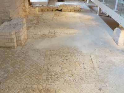 Nel sottosuolo sono anche presenti i resti di una chiesa dell�XI secolo, che potrebbe essere quella dedicata ai santi Giovanni e Paolo. Del tempio oggi � visibile soprattutto il pavimento, creato da una serie di riquadri di varia grandezza